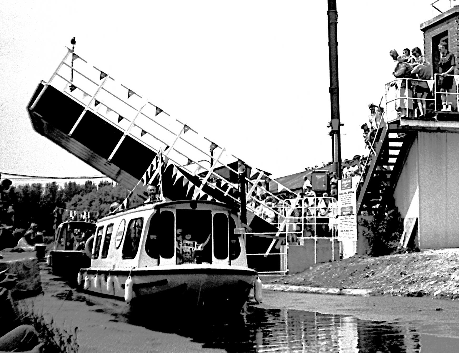 Opening of the new lift bridge 1994. (David Jowett)