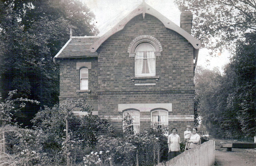 Pike Lock House 1928. (Michael Handford)