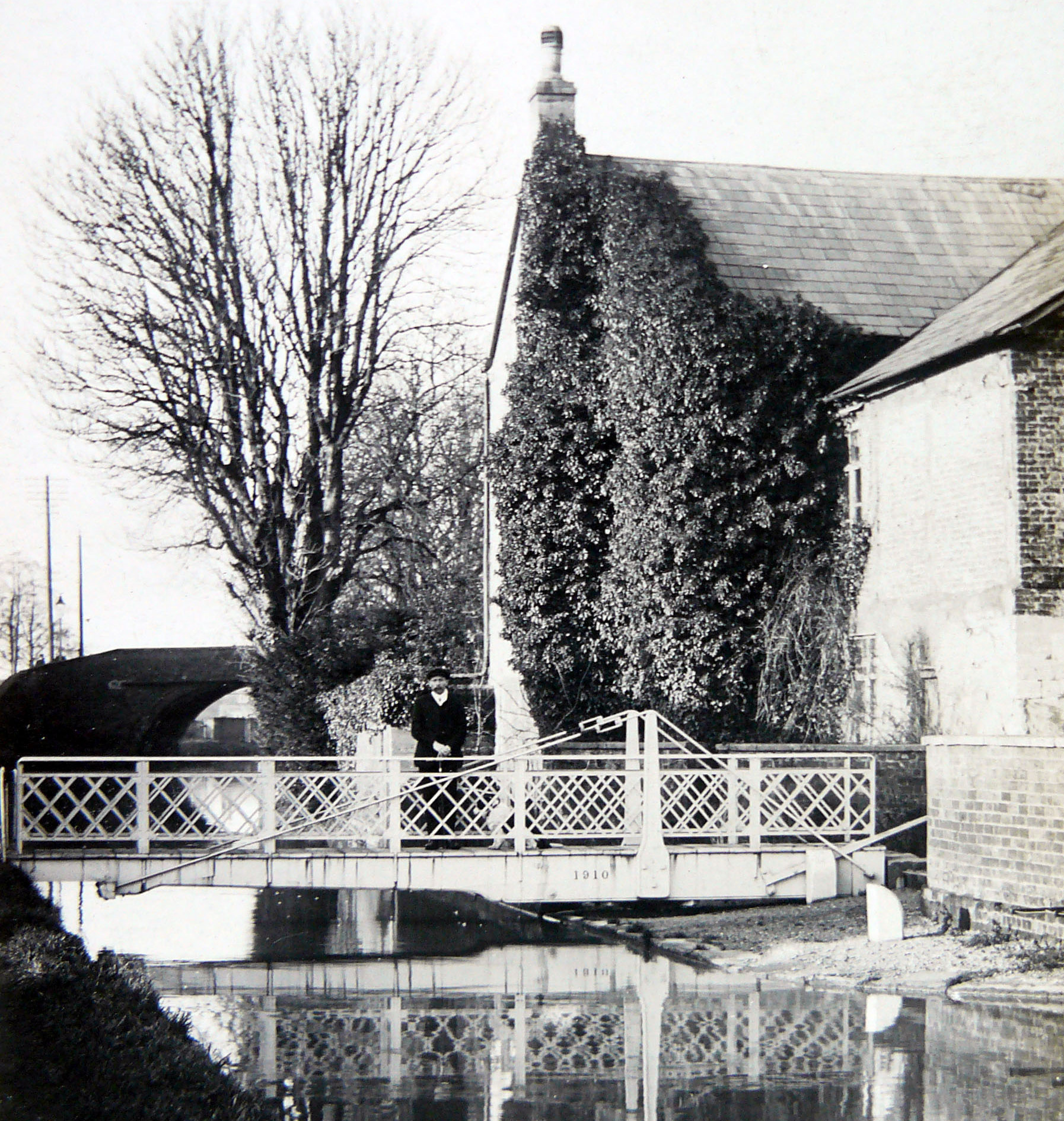 Footbridge across to Ryeford Lodge