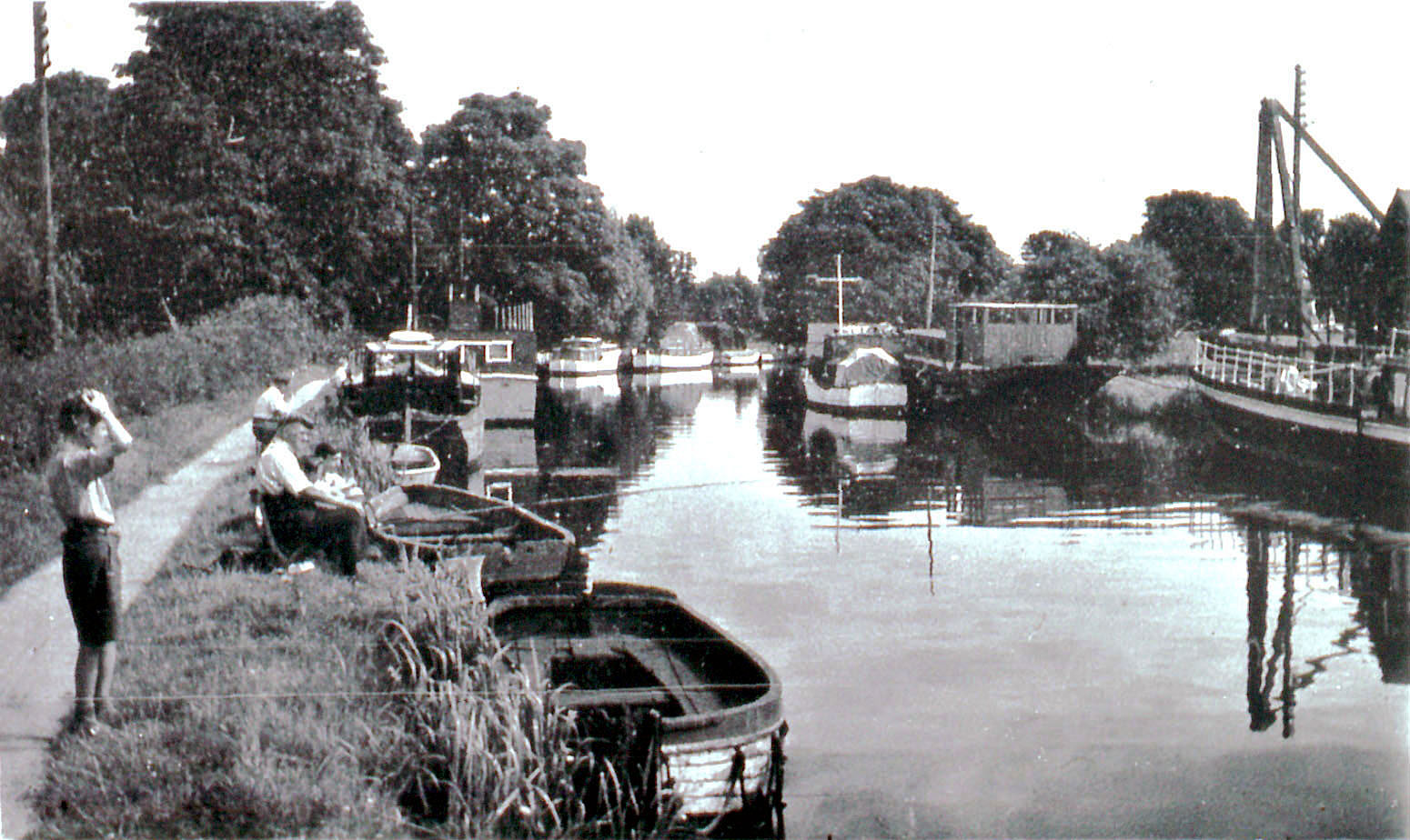 Leisure boats in Walk Bridge Pound 1953 (Gloucestershire Archives D2195)